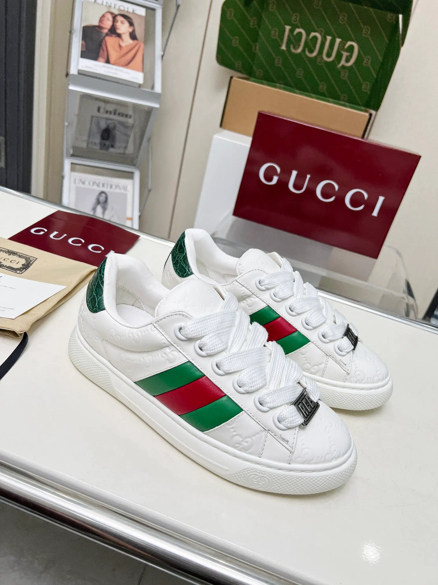 P660 embossed layout ❤️❤️❤️Gucci Gucci's latest Ace series casual sneakers for couples 🌸🌸🌸Original purchase, development and production. Since the advent of Gucci, the Ace series of sneakers has continued the brand narrative, and its ingenuity has made it the main product. The new series presents a distinctive low-top design with unique details to reinterpret the sneaker silhouette. The lace fixation is decorated with an "ACE" metal logo, and the thickened structure delicately creates a stiff shoe shape. 💖💖💖Gucci’s classic red and green striped webbing adds to the charm of the entire design. ☑️Fabric: Original imported first-layer cowhide ☑️Inner lining: Original customized soft cowhide ☑️Bottom thickness: 3CM ☑️Size: Female 35-40 Male 40-45